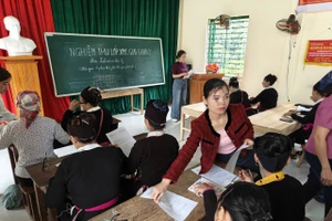 Lớp xóa mù chữ tại xã Thống Nhất (Lạng Sơn).