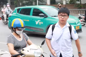 Thí sinh tại điểm thi Trường THPT chuyên Hà Nội - Amsterdam sáng 9/6.