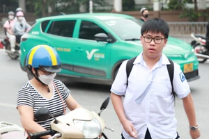 Thí sinh tại điểm thi Trường THPT chuyên Hà Nội - Amsterdam sáng 9/6.