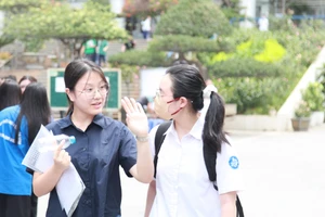 Thí sinh hoàn thành bài thi môn chuyên Ngữ văn.