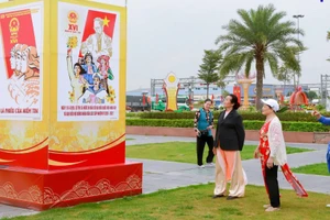 Pa nô tuyên truyền về bầu cử được trang hoàng trên các tuyến phố ở phường Mạo Khê.