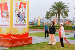 Pa nô tuyên truyền về bầu cử được trang hoàng trên các tuyến phố ở phường Mạo Khê.