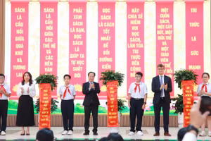 Các đại biểu thực hiện nghi thức phát động "Tuần lễ hưởng ứng học tập suốt đời năm 2024".