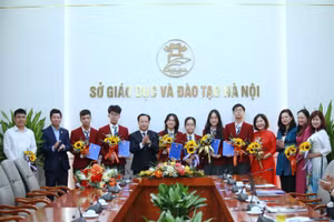 Lãnh đạo Sở GD&ĐT Hà Nội động viên, chúc mừng đội tuyển trước khi lên đường dự thi.