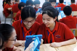 Học sinh hào hứng với những bài học được giảng dạy trong lớp học thông minh