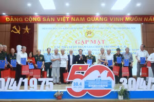 Lãnh đạo Sở GD-ĐT Hà Nội tặng quà tri ân các nhà giáo đã tham gia kháng chiến. 