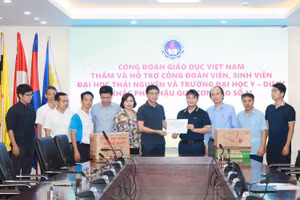 Đoàn công tác trao hỗ trợ tại Đại học Thái Nguyên.
