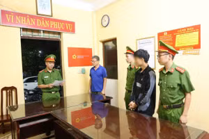 N.V.T. (áo đen) bị tạm giữ về hành vi Gây rối trật tự công cộng.