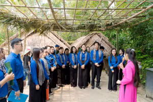 Đoàn công tác tham quan, tìm hiểu tại Khu di tích quốc gia đặc biệt Kim Liên (Nghệ An).