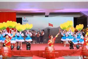 Tiết mục biểu diễn của học sinh Trường Tiểu học Thăng Long.