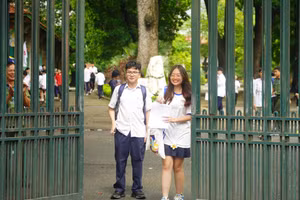 Trường THPT chuyên Chu Văn An (quận Tây Hồ) là một điểm thi vào lớp 10 tại Hà Nội với 34 phòng thi và 756 thí sinh đăng ký dự thi.