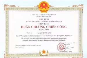 Chủ tịch nước Lương Cường truy tặng Huân chương Chiến công hạng Nhất cho Thiếu tá Nguyễn Đăng Khải.