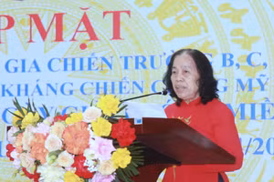 Nhà giáo Nguyễn Thị Tiệp chia sẻ về những ngày tháng đi B trong buổi gặp mặt do Sở GD&ĐT Hà Nội tổ chức.