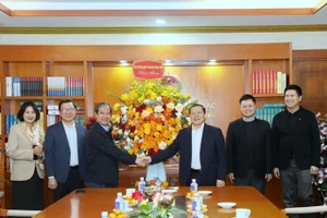 Ông Lại Xuân Môn chúc mừng Bộ trưởng Nguyễn Kim Sơn nhân ngày Nhà giáo Việt Nam 20/11.