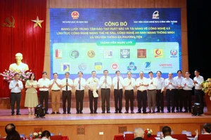 Thứ trưởng Nguyễn Văn Phúc tặng hoa chúc mừng đại diện 7 mạng lưới trung tâm đào tạo xuất sắc.