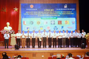 Thứ trưởng Nguyễn Văn Phúc tặng hoa chúc mừng đại diện 7 mạng lưới trung tâm đào tạo xuất sắc.