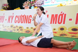 Cán bộ Trạm Y tế xã tuyên truyền phòng, chống đuối nước cho học sinh.