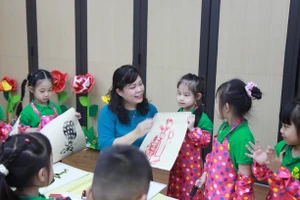 Cô trò Trường mầm non Quang Trung (phường Cửa Nam, Hà Nội).
