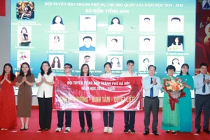 Lãnh đạo Sở GD&ĐT Hà Nội tặng hoa chúc mừng đội tuyển Tiếng Anh.