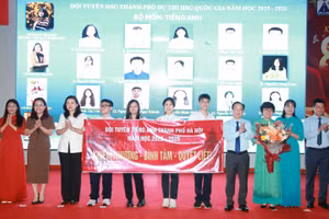 Lãnh đạo Sở GD&ĐT Hà Nội tặng hoa chúc mừng đội tuyển Tiếng Anh.