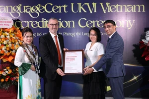 Ban Điều hành LanguageCert trao chứng nhận Phòng thi LanguageCert UKVI cho EMI.