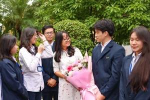 Học sinh Trường THPT chuyên Chu Văn An (Hà Nội) chúc mừng thầy cô trong dịp Ngày Nhà giáo Việt Nam 20/11. Ảnh: Lê Tùng