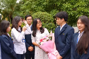 Học sinh Trường THPT chuyên Chu Văn An (Hà Nội) chúc mừng thầy cô trong dịp Ngày Nhà giáo Việt Nam 20/11. Ảnh: Lê Tùng