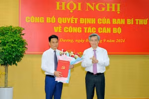 Thừa ủy quyền của Ban Bí thư Trung ương Đảng, Phó Trưởng Ban Tổ chức Trung ương trao quyết định cho tân Phó bí thư Tỉnh ủy Hải Dương Lê Ngọc Châu.