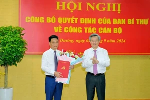 Thừa ủy quyền của Ban Bí thư Trung ương Đảng, Phó Trưởng Ban Tổ chức Trung ương trao quyết định cho tân Phó bí thư Tỉnh ủy Hải Dương Lê Ngọc Châu.