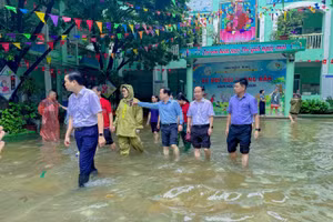 Giám đốc Sở GD&ĐT Hà Nội kiểm tra tình hình khắc phục mưa bão tại trường Mầm non Trung Hòa, 