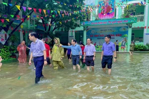 Giám đốc Sở GD&ĐT Hà Nội kiểm tra tình hình khắc phục mưa bão tại trường Mầm non Trung Hòa, 