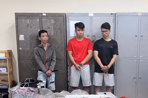 Từ trái qua: Hoàng Quốc Việt, Đinh Quang Tân và Phạm Văn Ngọc.