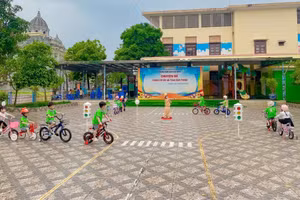 Các bé Trường Mầm non Hoa Hồng, xã Quảng Hà trong một buổi tổ chức chuyên đề về an toàn giao thông.