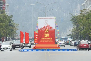 Các tuyến phố ở Quảng Ninh được trang trí trang trọng chào mừng Đại hội XIV của Đảng.