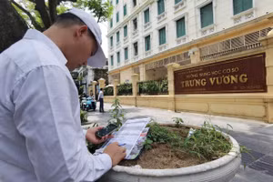 Thầy Nguyễn Trọng Đạt, giáo viên Trường THCS-THPT Hồng Hà điểm danh học sinh. Ảnh: Lê Tùng.