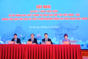 Thứ trưởng Bộ Giáo dục và Đào tạo Việt Nam Lê Quân và Thứ trưởng Bộ Giáo dục và Thể thao Lào Samlane Phankhavong đồng chủ trì hội nghị.