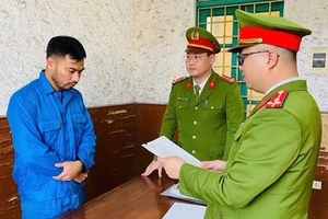 Cơ quan điều tra tống đạt quyết định khởi tố bị can và lệnh tạm giam cho bị can Đỗ Như Trường.