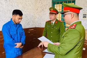 Cơ quan điều tra tống đạt quyết định khởi tố bị can và lệnh tạm giam cho bị can Đỗ Như Trường.