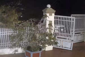 Ô tô bán tải của nghi phạm ma túy bỏ lại trước cổng nhà dân rồi tẩu thoát.