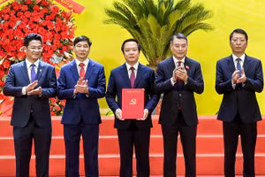 Ông Phạm Quang Ngọc (đứng giữa) được chỉ định làm Chủ tịch UBND tỉnh Ninh Bình mới.