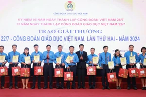 Các nhà giáo vinh dự nhận giải thưởng 22/7 Công đoàn Giáo dục Việt Nam.