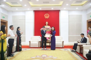 Lãnh đạo tỉnh Quảng Ninh trao thưởng cho em Ninh Quang Thắng.