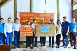 Công đoàn cơ quan Bộ GD&ĐT và các đơn vị đã hỗ trợ kinh phí xây nhà, trao quà cho gia đình thầy giáo Đinh Công Nghiệp.