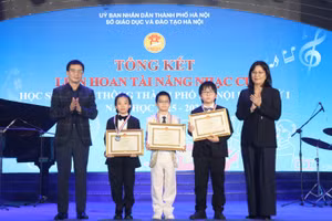 Ông Nguyễn Ngọc Ân - Chủ tịch Công đoàn Giáo dục Việt Nam và bà Miki Nozawa - Trưởng Ban Giáo dục UNESCO tại Việt Nam trao thưởng cho các thí sinh.