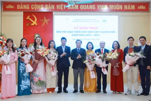 Lãnh đạo Sở GD&ĐT Hà Nội tặng hoa chúc mừng các thầy cô giáo dự hội thi.