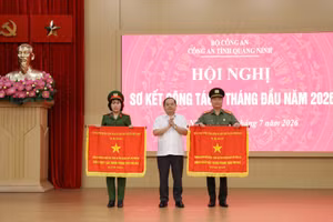 Ông Quản Minh Cường, Bí thư Tỉnh ủy Quảng Ninh trao Cờ thi đua của Thủ tướng Chính phủ cho 2 tập thể.