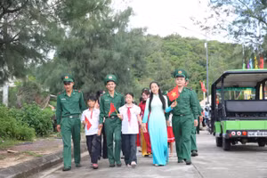 Những nụ cười trong ngày khai giảng hiện rõ trên gương mặt cô trò cùng cán bộ chiến sĩ.