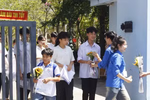 Những thí sinh đầu tiên hoàn thành bài thi tại Hội đồng coi thi Trường THPT chuyên Thái Bình.