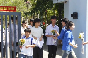 Những thí sinh đầu tiên hoàn thành bài thi tại Hội đồng coi thi Trường THPT chuyên Thái Bình.