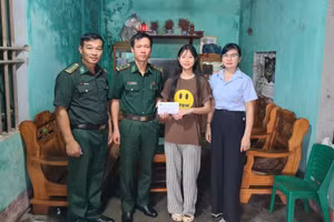 Đồn Biên phòng Cửa khẩu cảng Vạn Gia trao kinh phí hỗ trợ cho các học sinh có hoàn cảnh khó khăn thuộc chương trình “Nâng bước em đến trường - Con nuôi đồn biên phòng”.